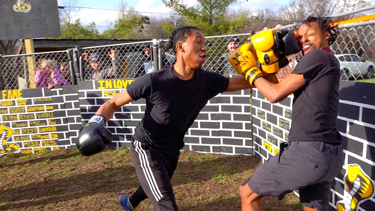 BOTH FIGHTERS STICK AND MOVE DURING COMBATE