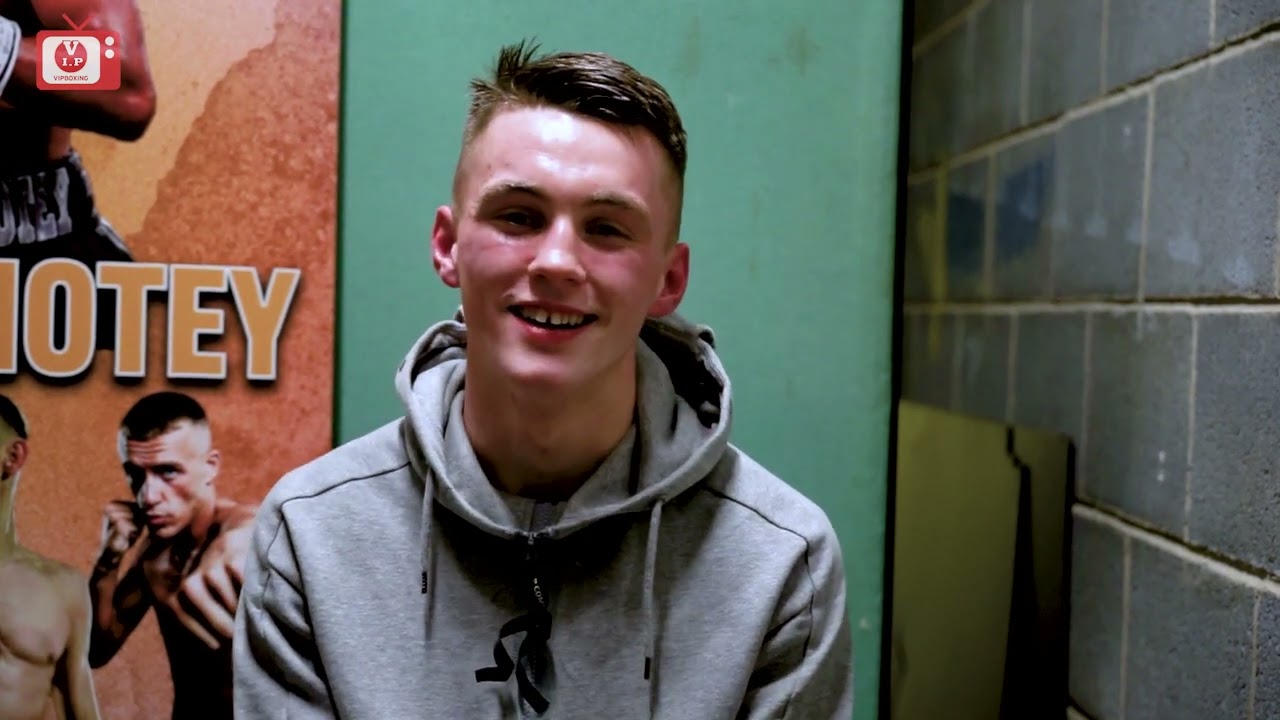 Billy Hervey finally gets his debut and wins comfortably against Jake Smith