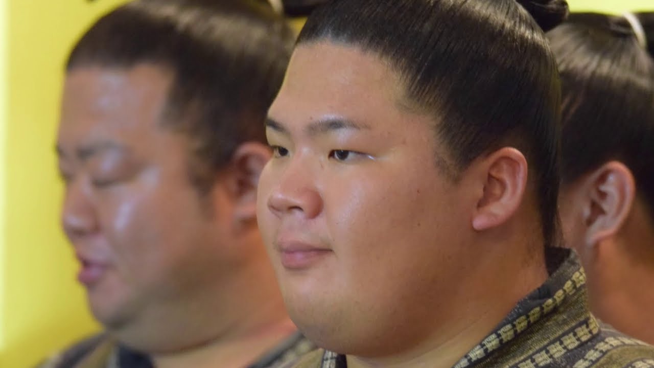 Socially-distanced sumo (3): Superb Ura's comeback continues background