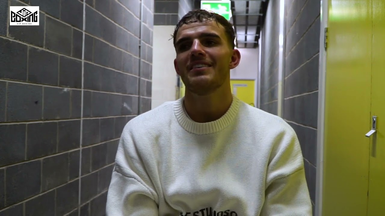 Kai Dawber makes his long awaited professional debut with a dominant performance over Perry Howe background
