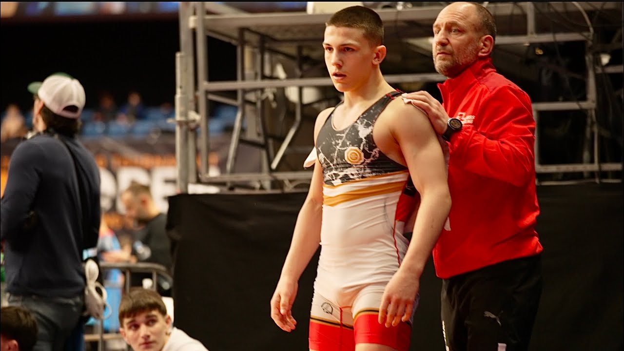 U17 Dario Fischietti (GER) vs Aram Markocian (FRA) 60kg. Freestyle boys wrestling. B-cam-man background