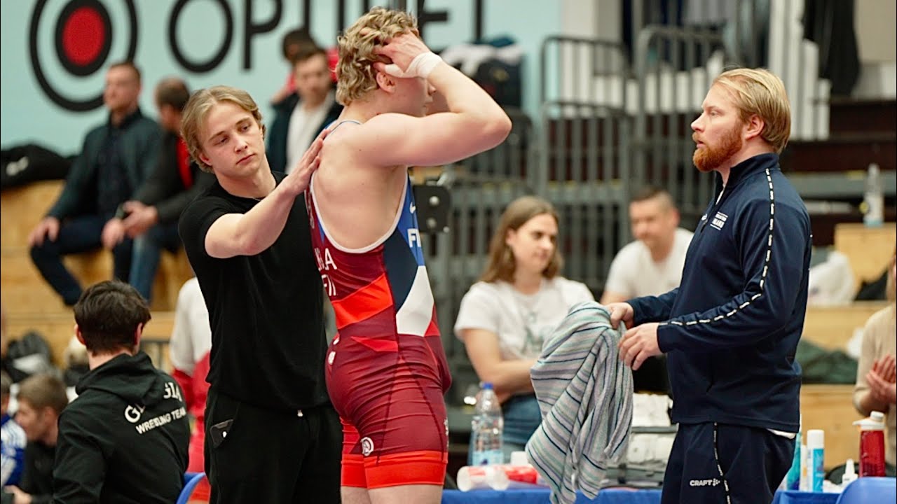 Miko Elkala (FIN) vs Lilian Balan (MLD) 86kg. Freestyle men wrestling. background