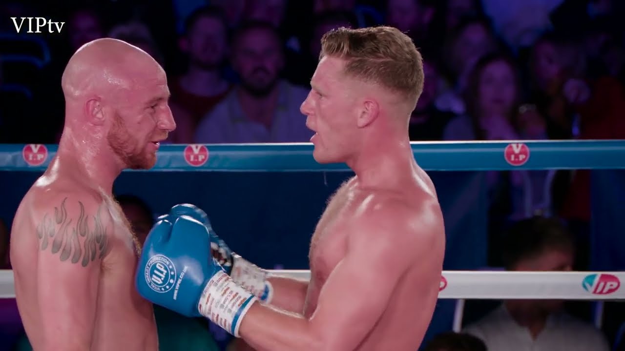 Levi Smith v Jamie Quinn at VIP's Doncaster Races show on 8.10.22 background