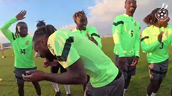 TEAM'S GUARD OF HONOR FOR ANTOINE SEMENYO BEFORE TRAINING