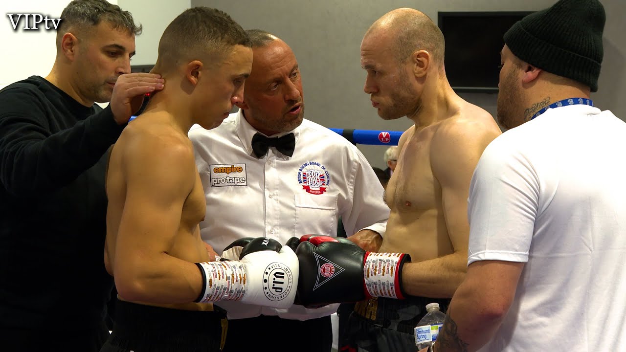 Marcus Tomlinson v Seamus Devlin VIP's Jolly boys at the AJ Bell Stadium on 18.12.22
