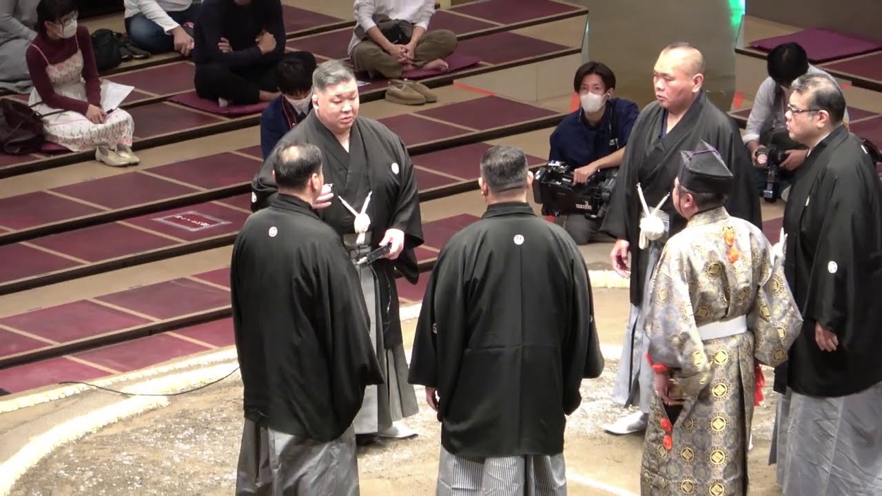 Sumo Day 1: The bouts and angles you didn't see!