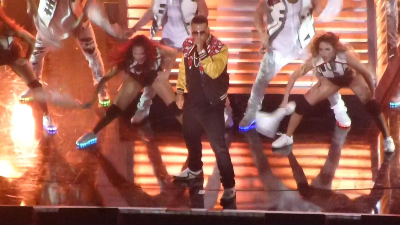 Daddy Yankee - Ella Me Levanto/Gasolina