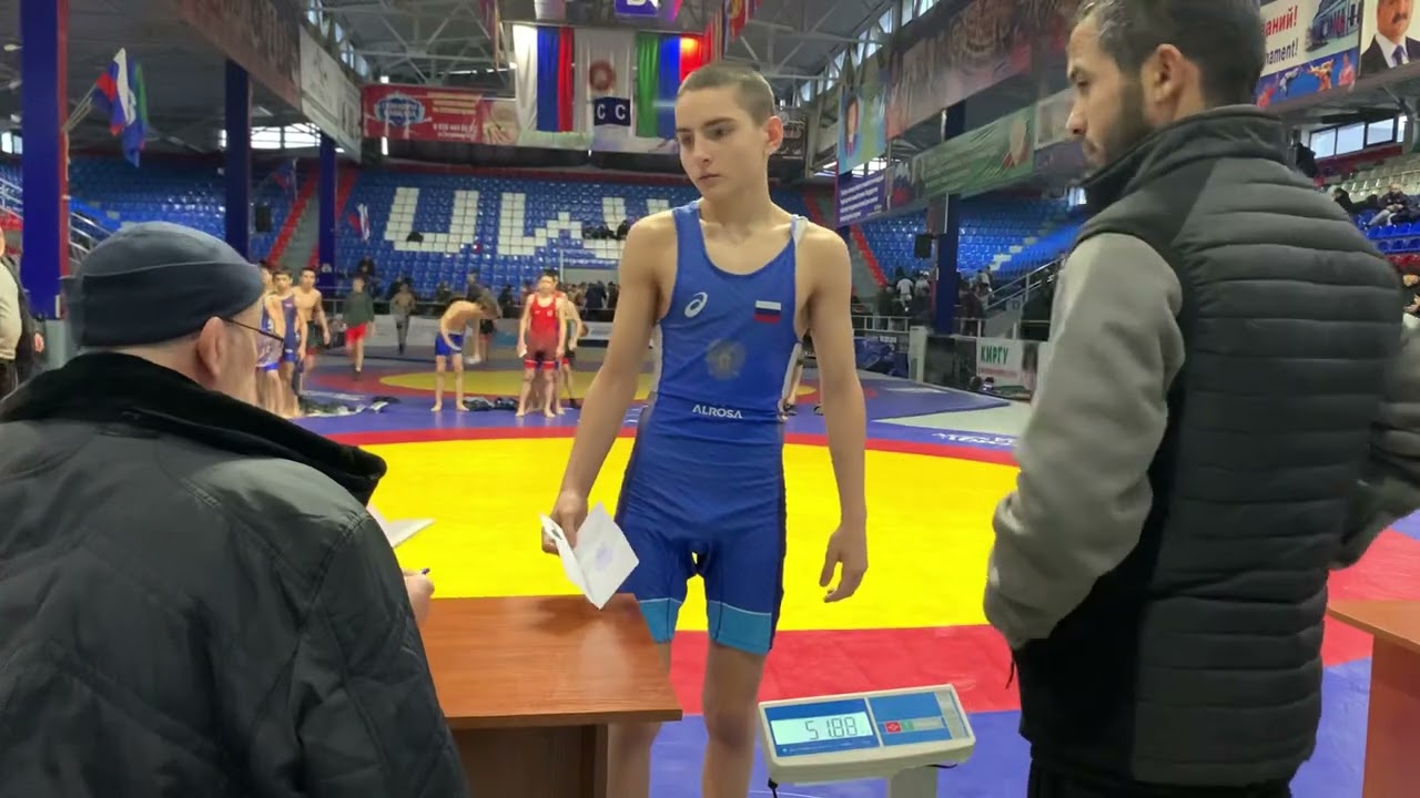 Взвешивание борцов до 52 кг на Дагестане среди юношей до 16 лет в Хасавюрте.14 февраля 2025 г.