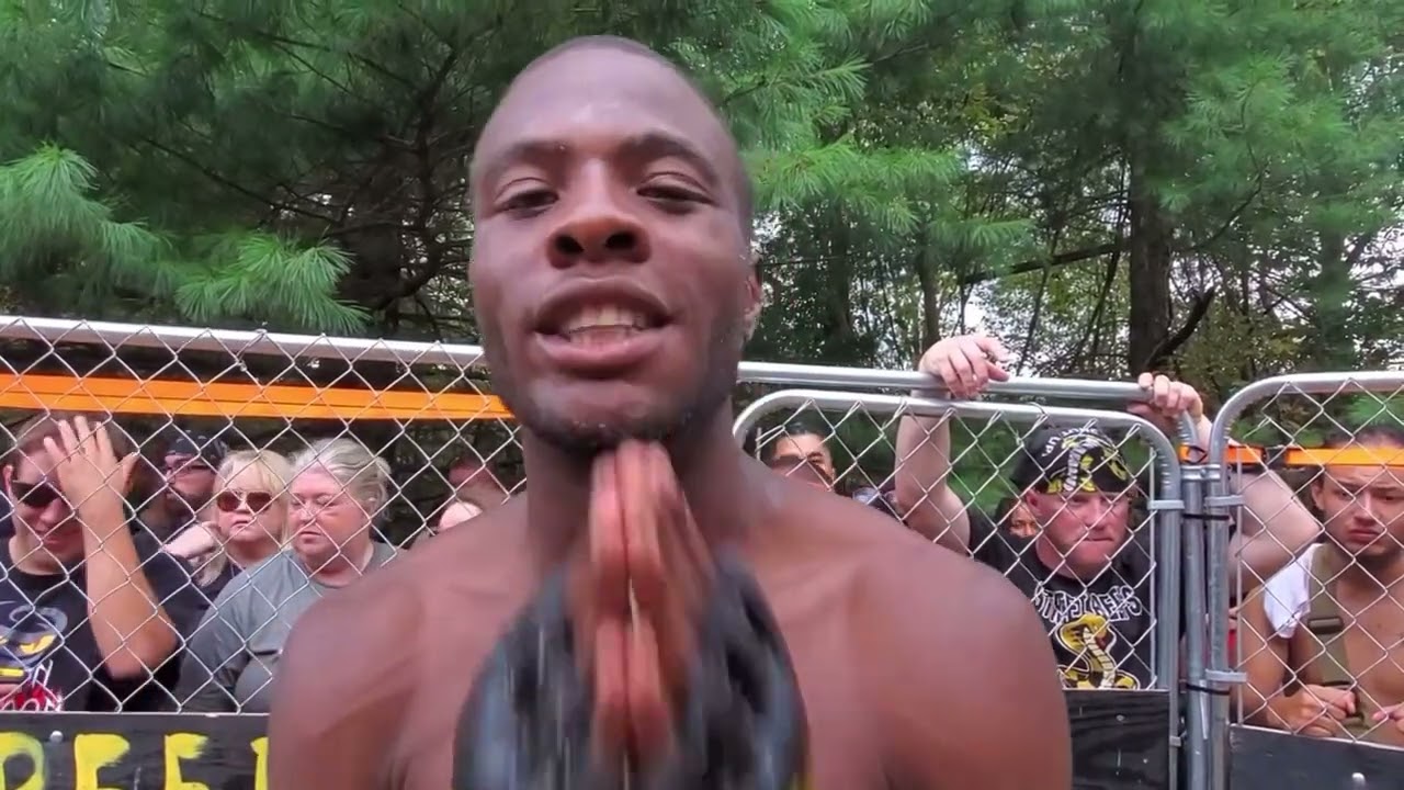 Italian MMA fighter strike fear in his opponent 👀