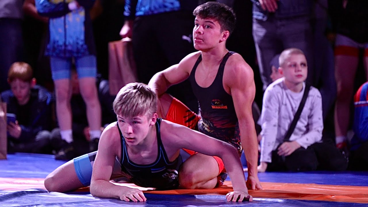 S. Gouws (RSA) vs M. Talimaa (EST) 60kg. Freestyle youth boys wrestling. background