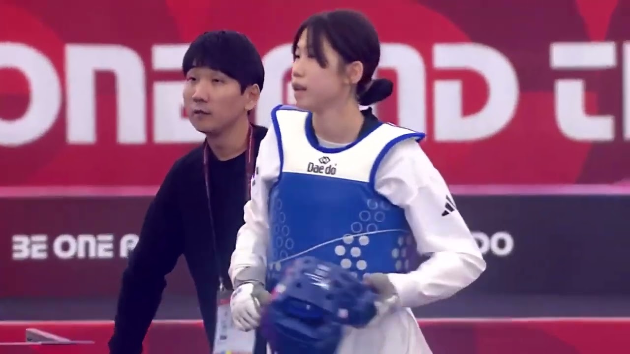 331 Semi Final Women 44kg KOR SHIN Su in CHN LI Siyong background