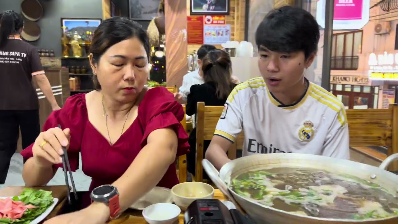 Thưởng thức món Gỏi Cá Hồi tại Nhà Hàng sapa TV.