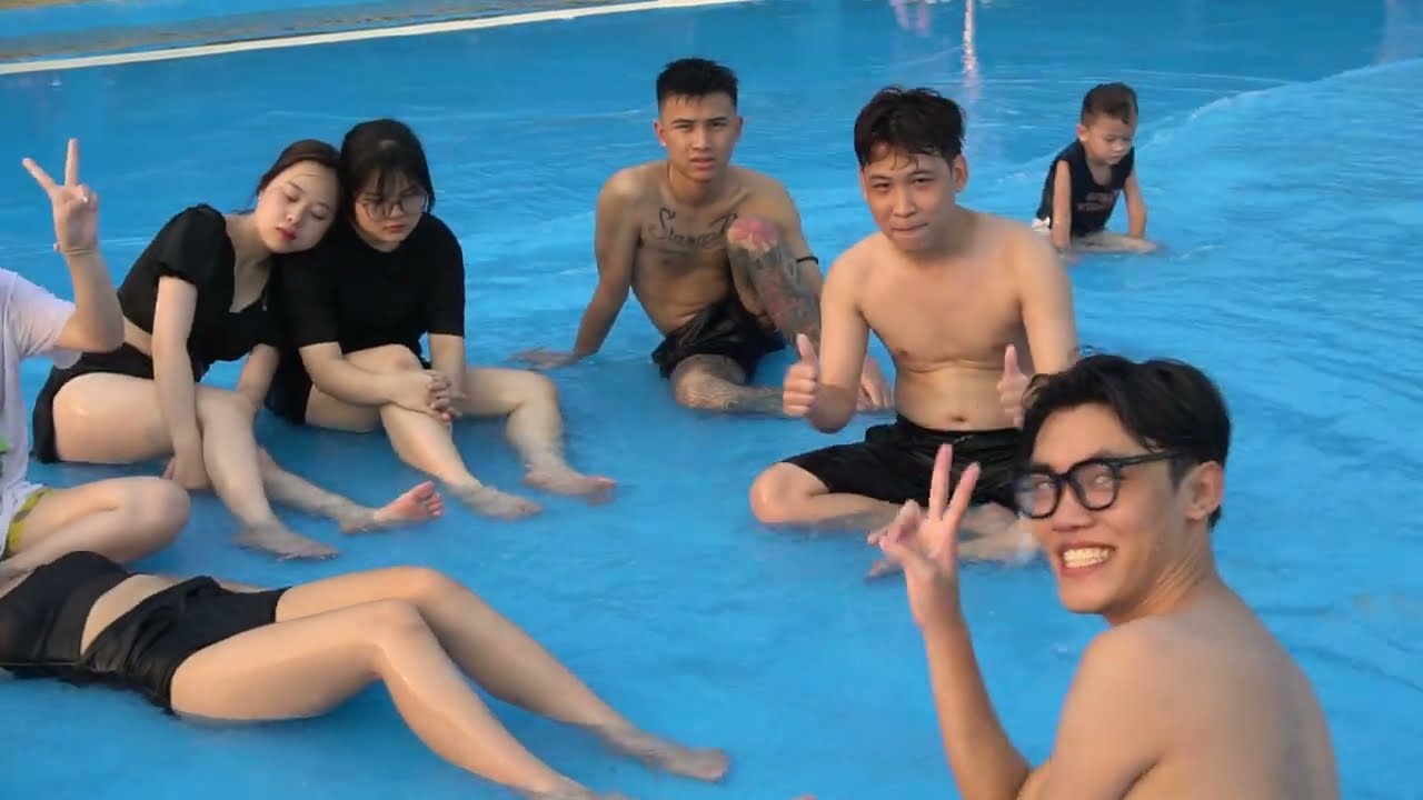 Biển Hà Nội. không tin được ngay tại Hà Nội có Biển nước mặn , sóng to bãi đẹp nước trong xanh mát! background