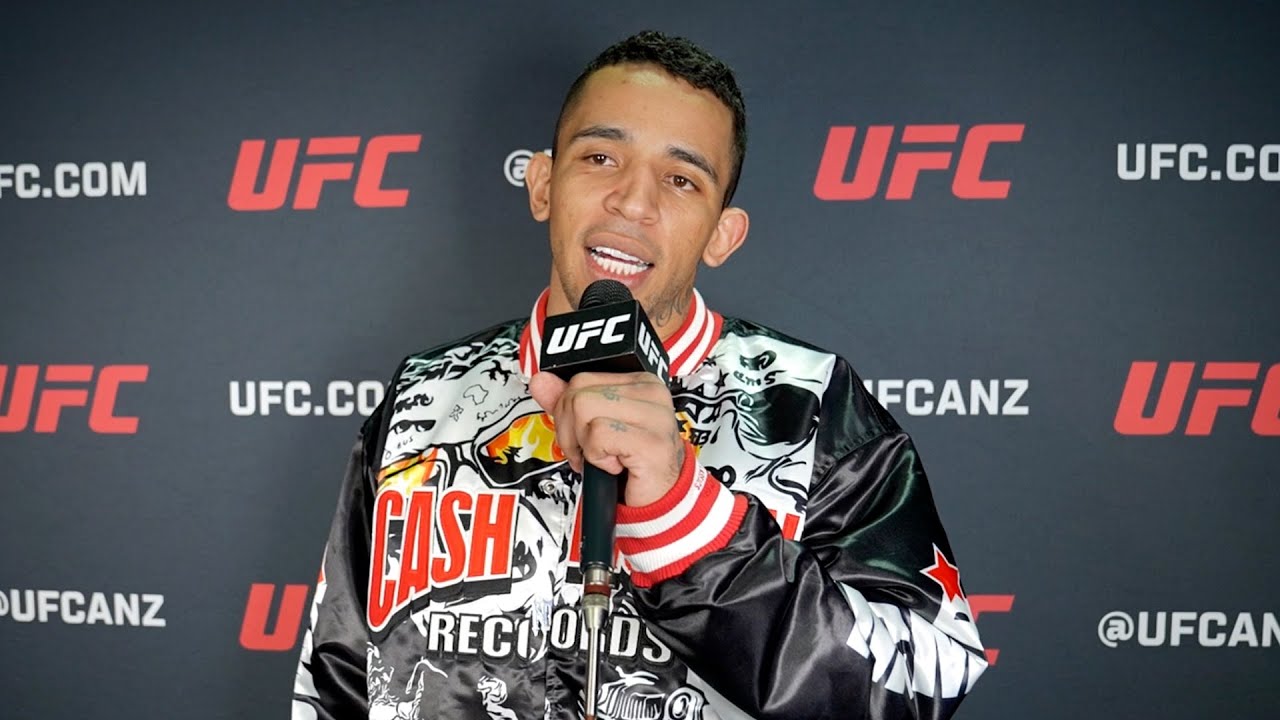 Carlos Prates quer pedir música após terceiro nocaute seguido no UFC background
