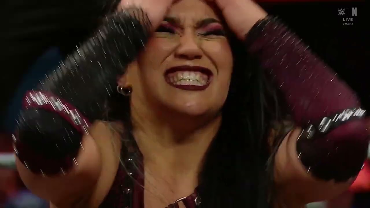 Roxanne Perez vs Iyo Sky (2/2): Raw, May. 5, 2025 background