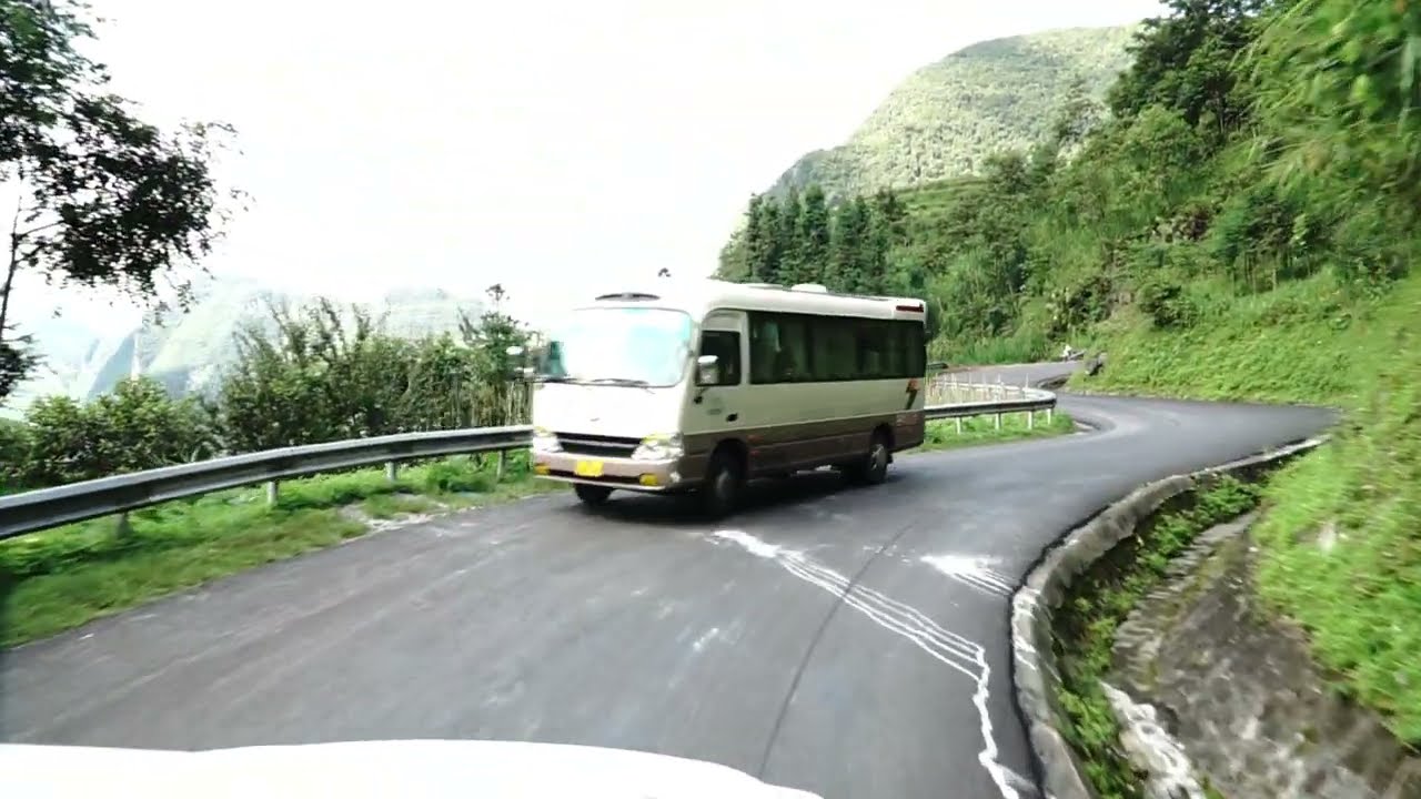 Đốc chín Khoanh quanh co, và cảnh Núi Non hùng vỹ của Hà Giang . background