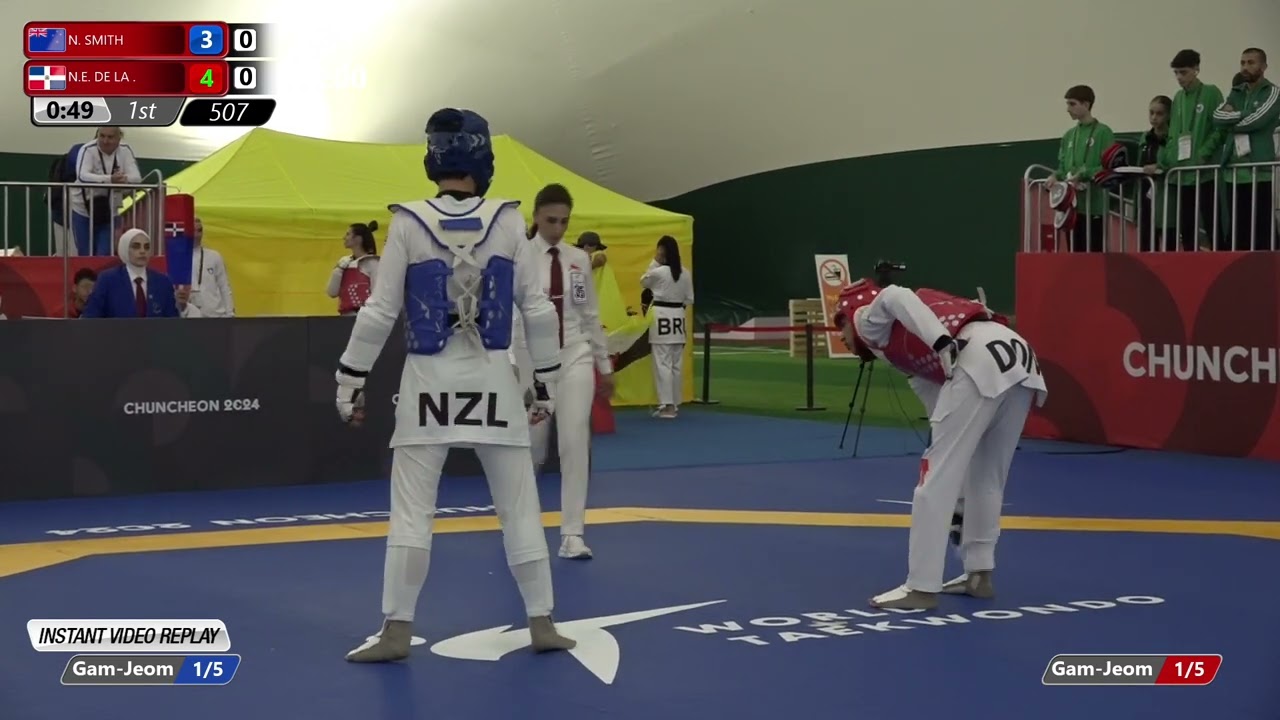 507 Round of 64 Men 63kg NZL N SMITH DOM N E DE LA background