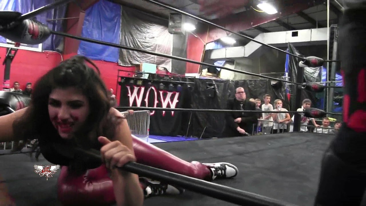 Roger Mendez bloodies Jade backdrop