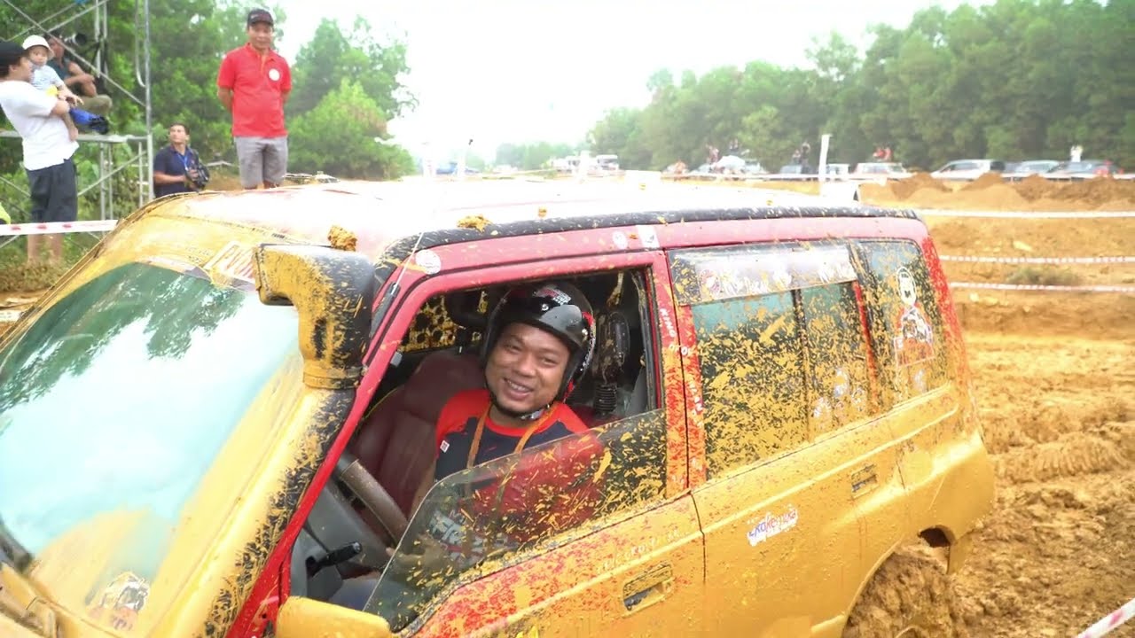 Đua xe ô tô địa hình Đường đua bò trươn trượt và lầy lội giải đua xe off road PVOI CUP năm 2023.