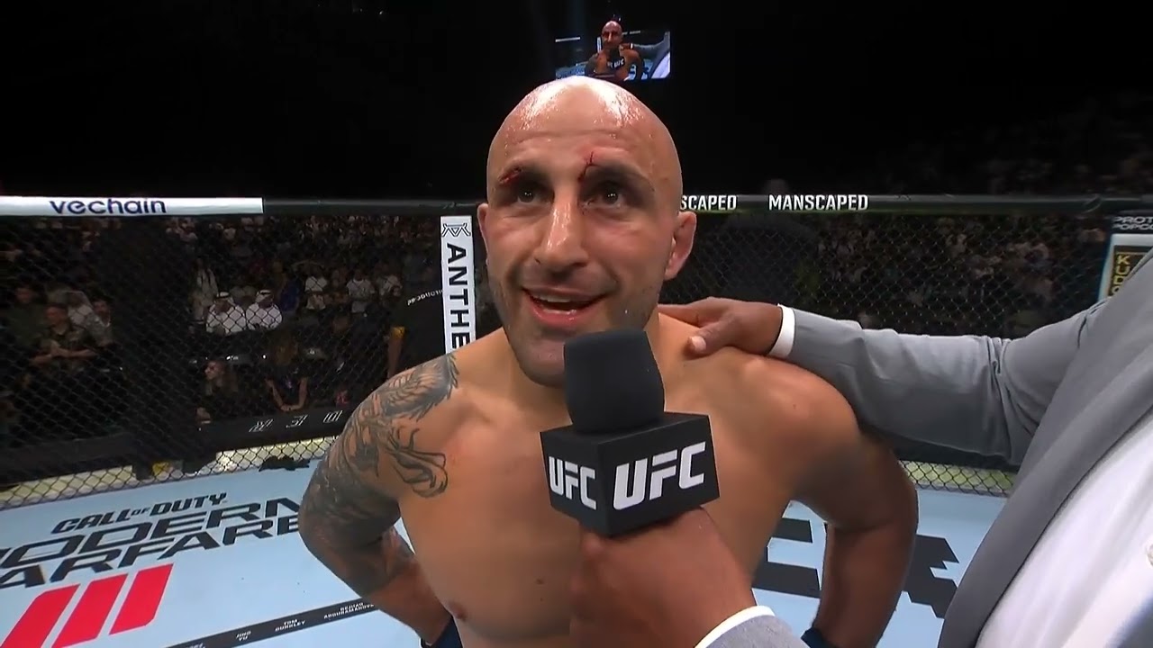 UFC 294: Александр Волкановски - Слова после боя background