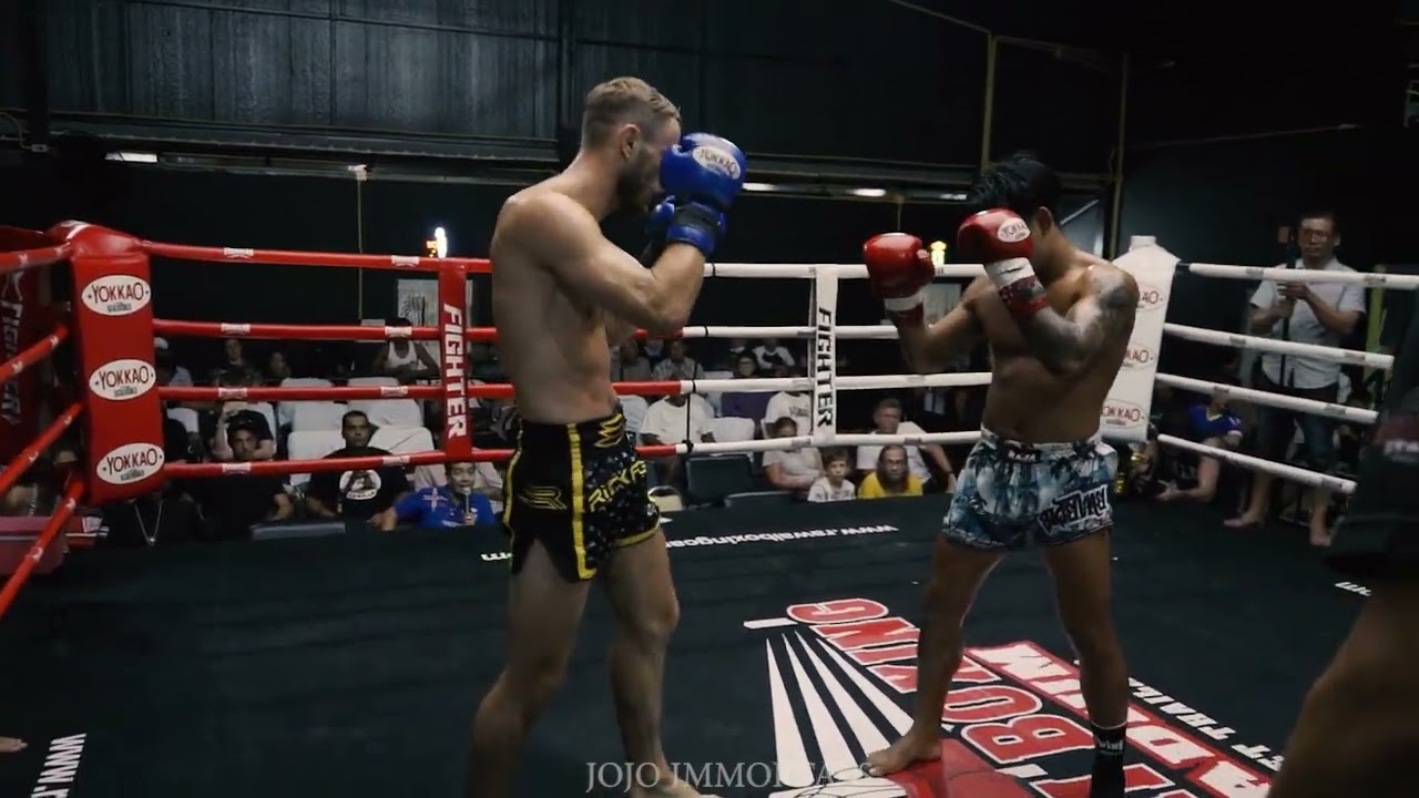นักมวยฝรั่งต่อยท้องนักมวยไทยน๊อคร่วงคาที่ ขาวสด ดราก้อนมวยไทย vs Alex Bangtao Muaythai background