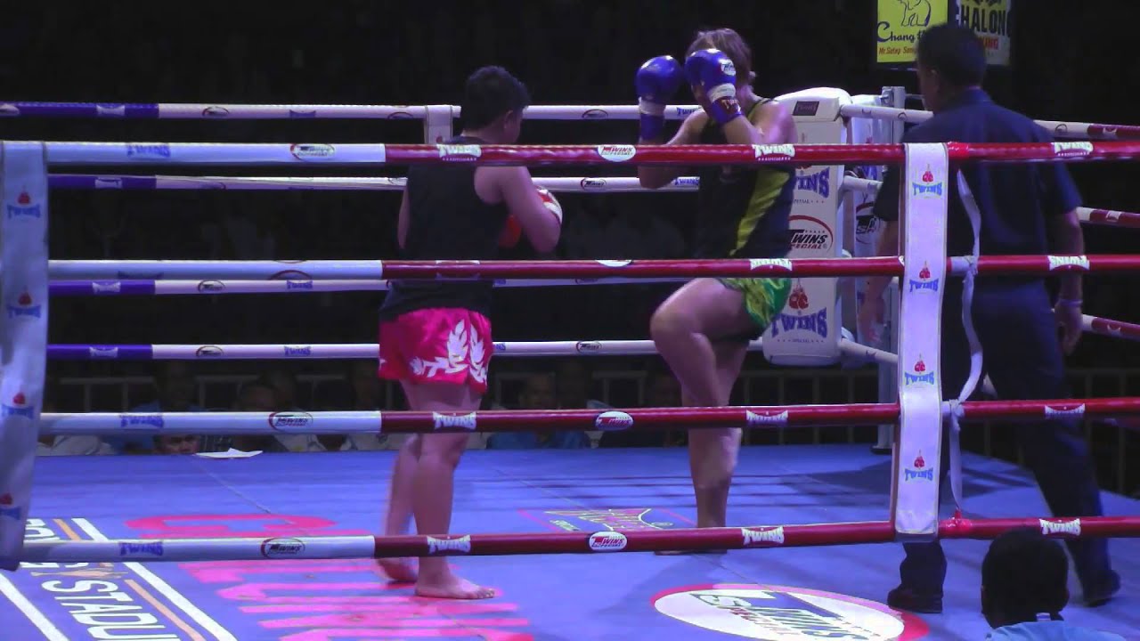Gerri From England Fights For Queens Birthday at Chalong Stadium 10.8.15 background