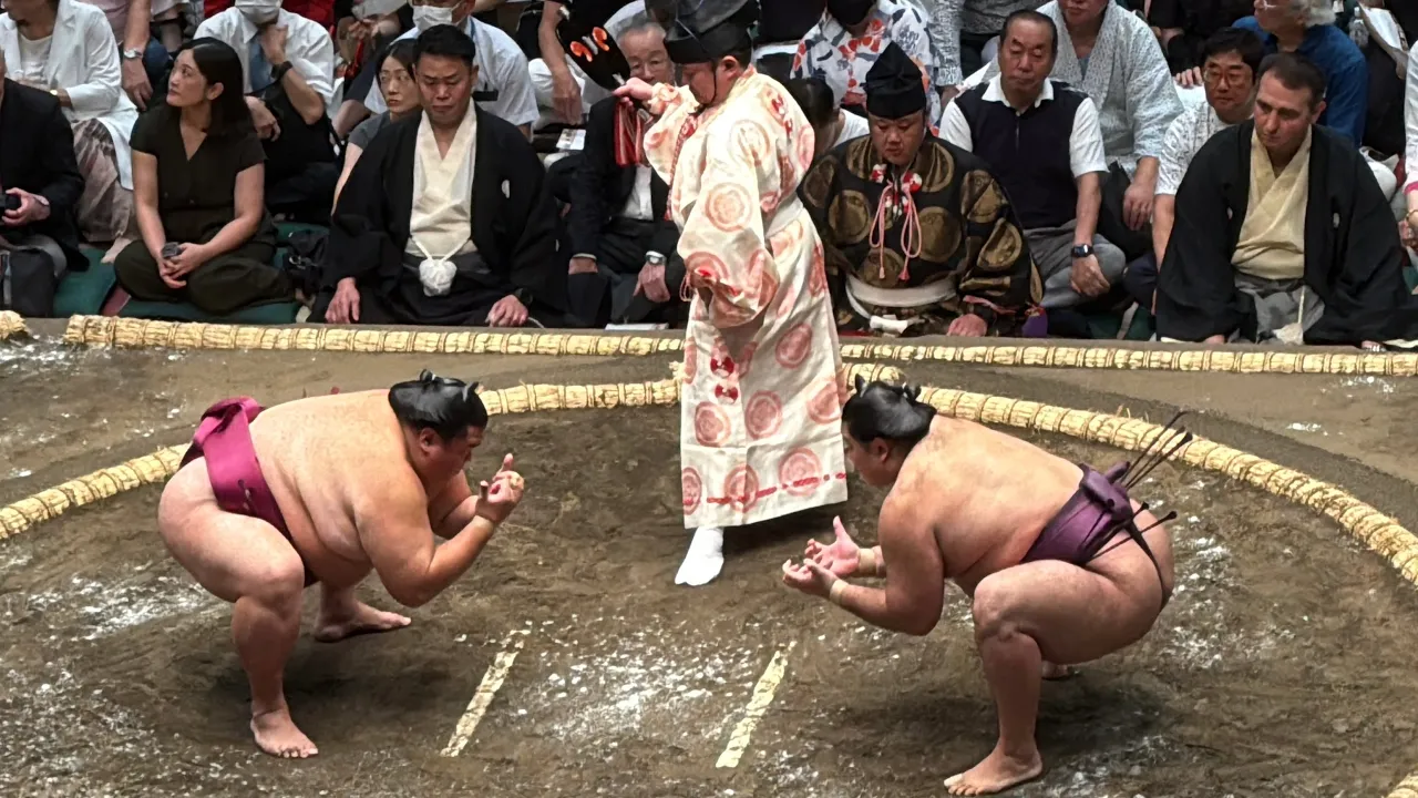 速報❗️二子山部屋 狼雅 vs 御嶽海 【大相撲令和7年9月場所】初日2025/09/14 Futagoyama ROGA vs MITAKEUMI SEP 2025 DAY1 background