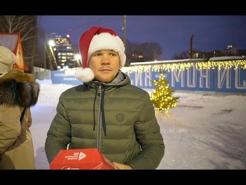 Петр Ян и Денис Лаврентьев поздравили детей-сирот с новым годом backdrop