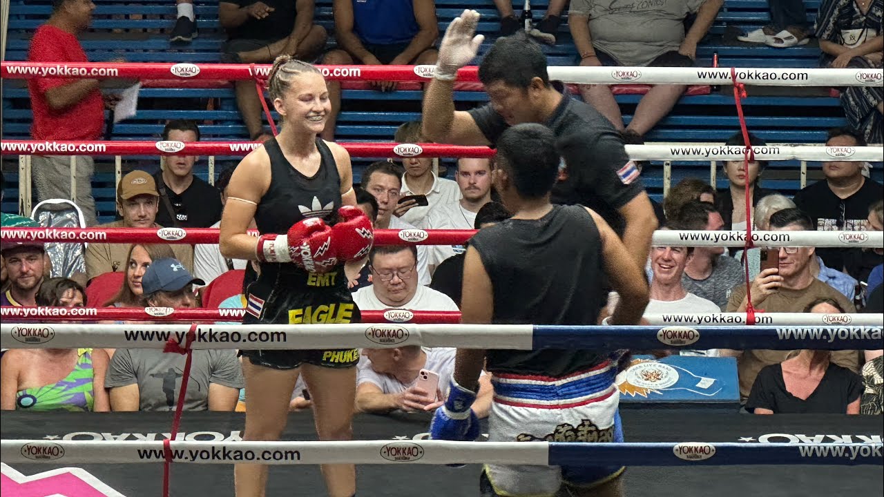 มวยหญิงฝรั่งปะทะนักมวยไทย ต่อยกันสนุก Lara Werth vs น้ำหวาน ศูนย์กีฬาเกาะหมาก background