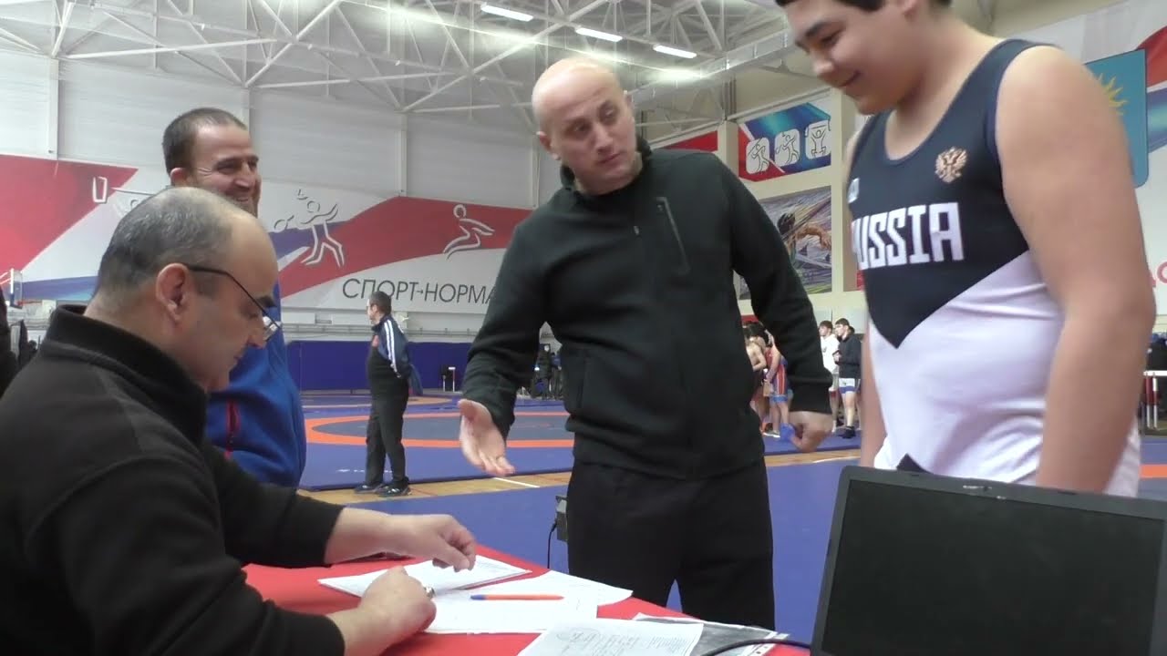 Взвешивание борцов до 62 и 100 кг на СКФО 2025 среди юношей до 16 лет в Кисловодске. 2 часть. background