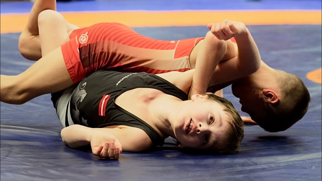 U11 A. Adilov (GER) vs V. Indars (LAT). Freestyle 26kg youth wrestling. background