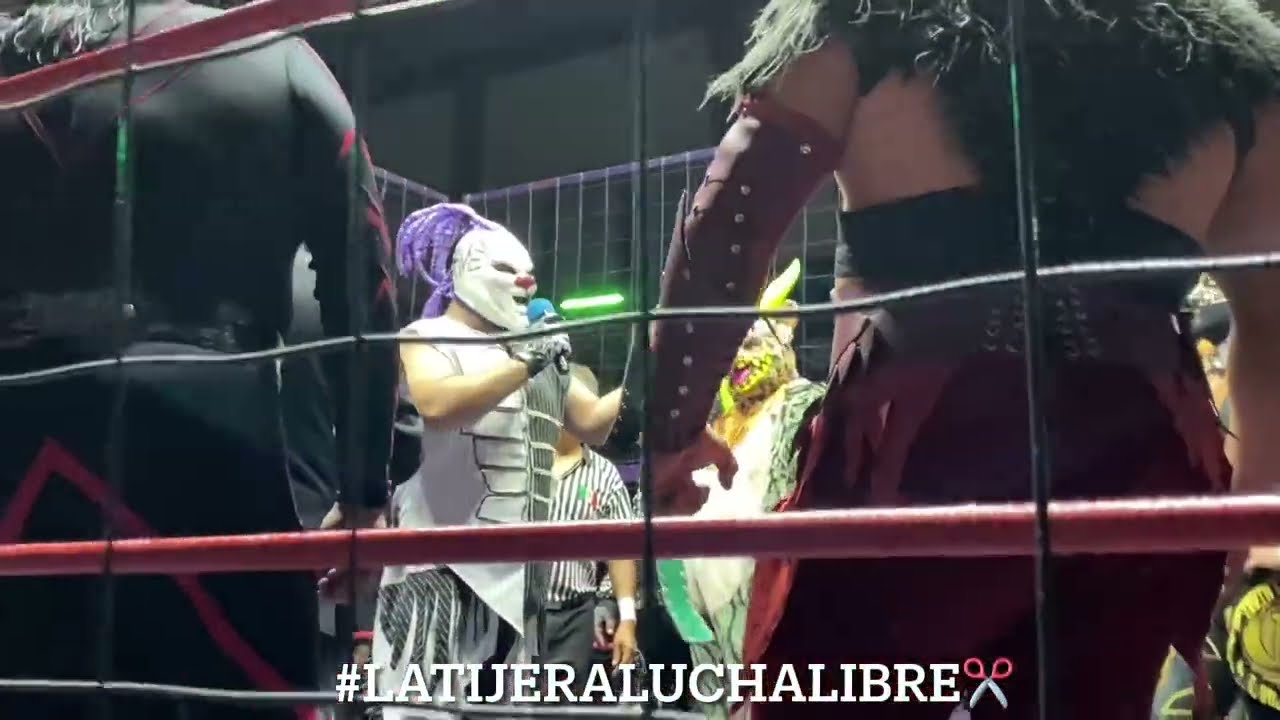 Dave The Clown reconoce el profesionalismo de Murder Clown al estar en silla de ruedas en la Neza background