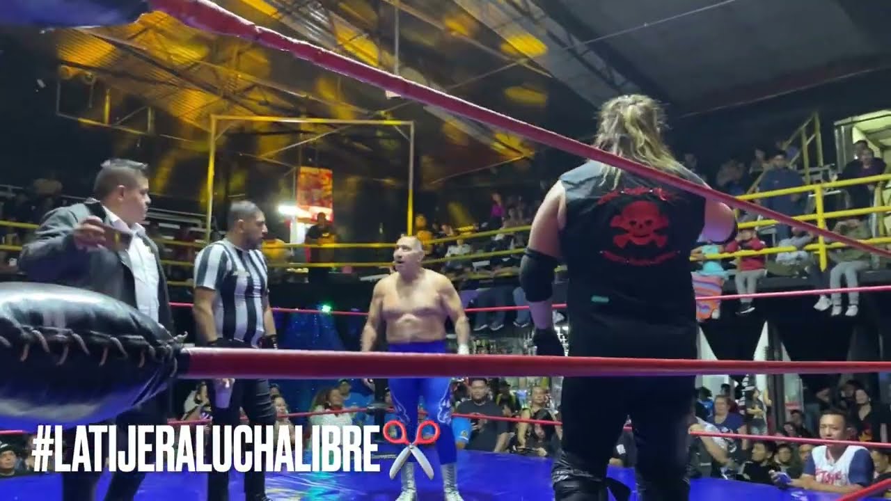 Rey Bucanero reconoce y reta a mano a mano al maestro lagunero Blue Panther background