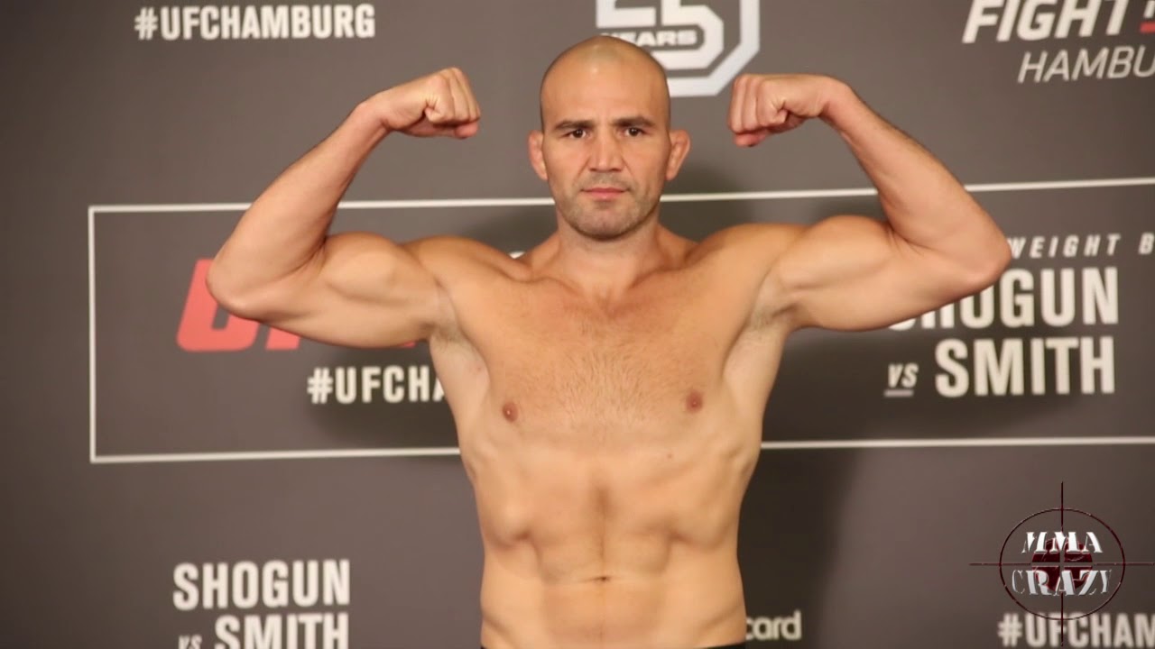 Glover Teixeira weighs in for UFC Fight Night Hamburg background