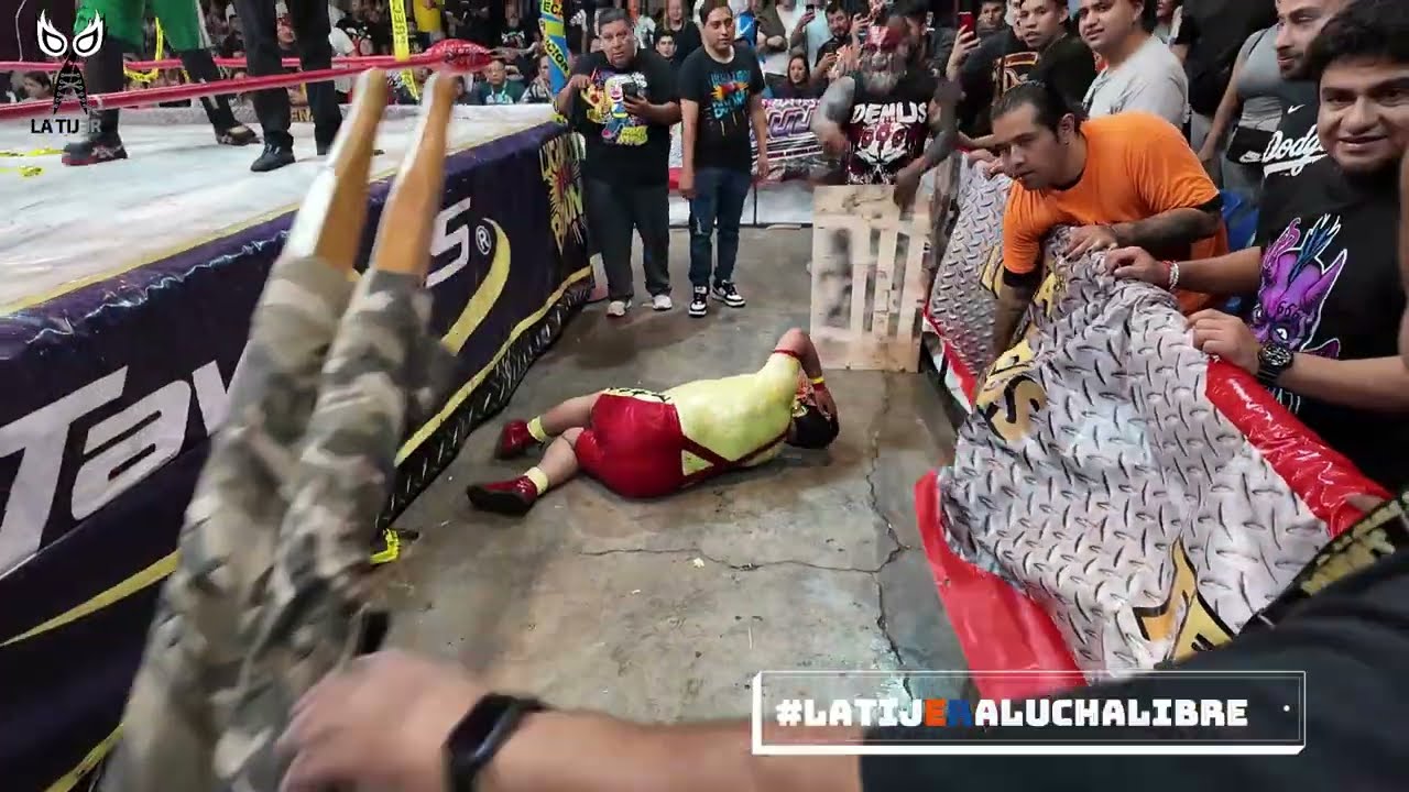 Crazy King, Fandango, Paranoiko y Demus Vs Príncipe Centauro, Brazo de Platino Jimmy y Pinochito Jr background