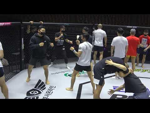 (현장직캠)로드몰 ROAD FC 058 블루코너 케이지 체크!! background
