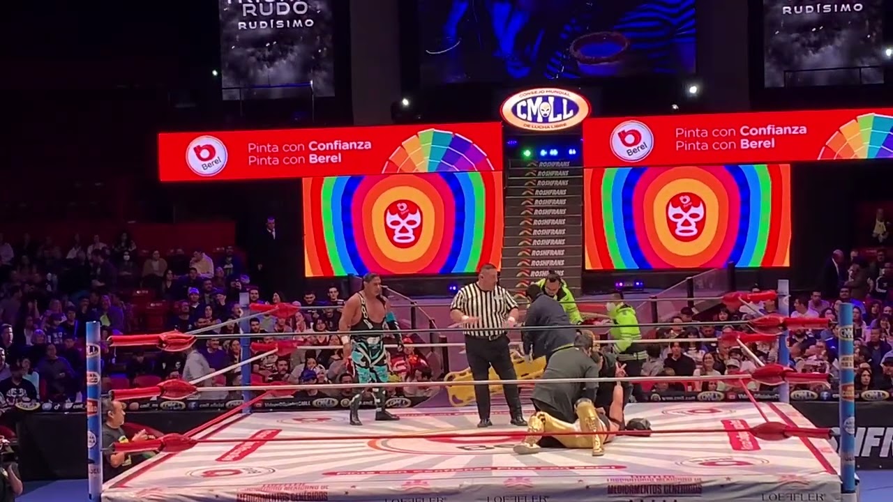 Panterita del Ring no puede continuar la lucha y es retirado en camilla