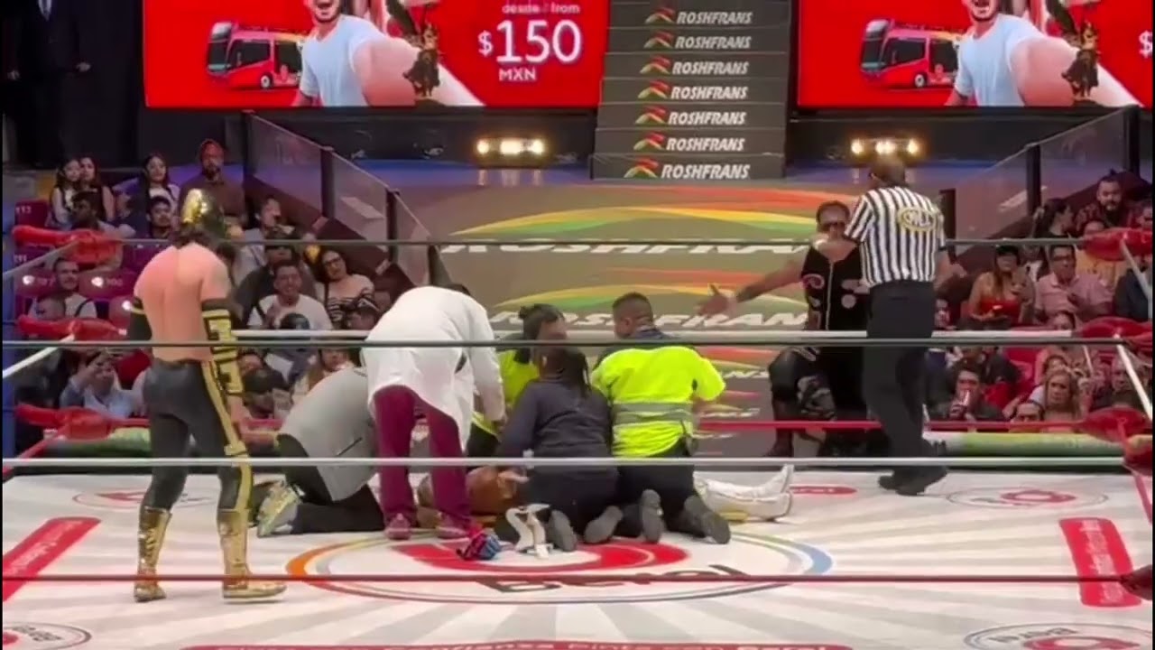 Fury Boy es retirado en camilla del ring de la Arena México tras doloroso golpe background