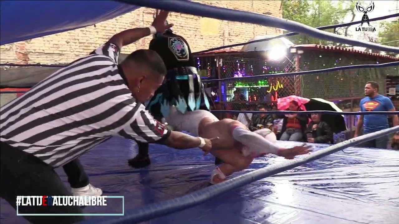 Perseo Vs Príncipe Arael en mano a mano en Miche Luchas Jr backdrop