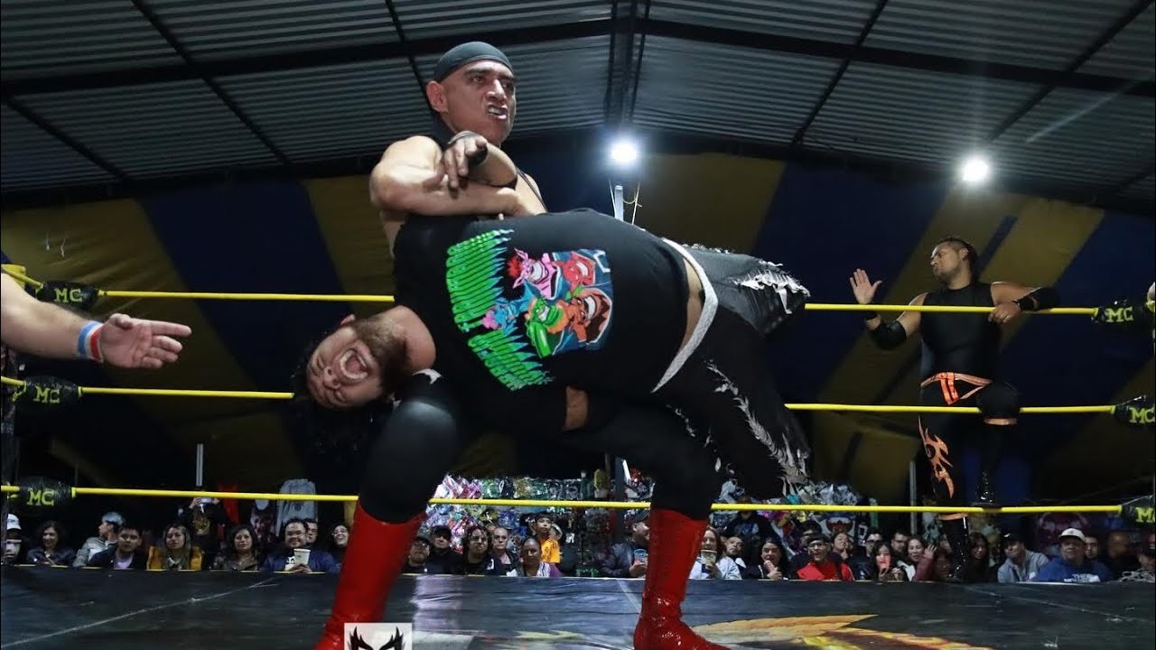 Esto es lucha grita la afición con el llaveo amarrado de Judas el Traidor Vs Atomick Star background