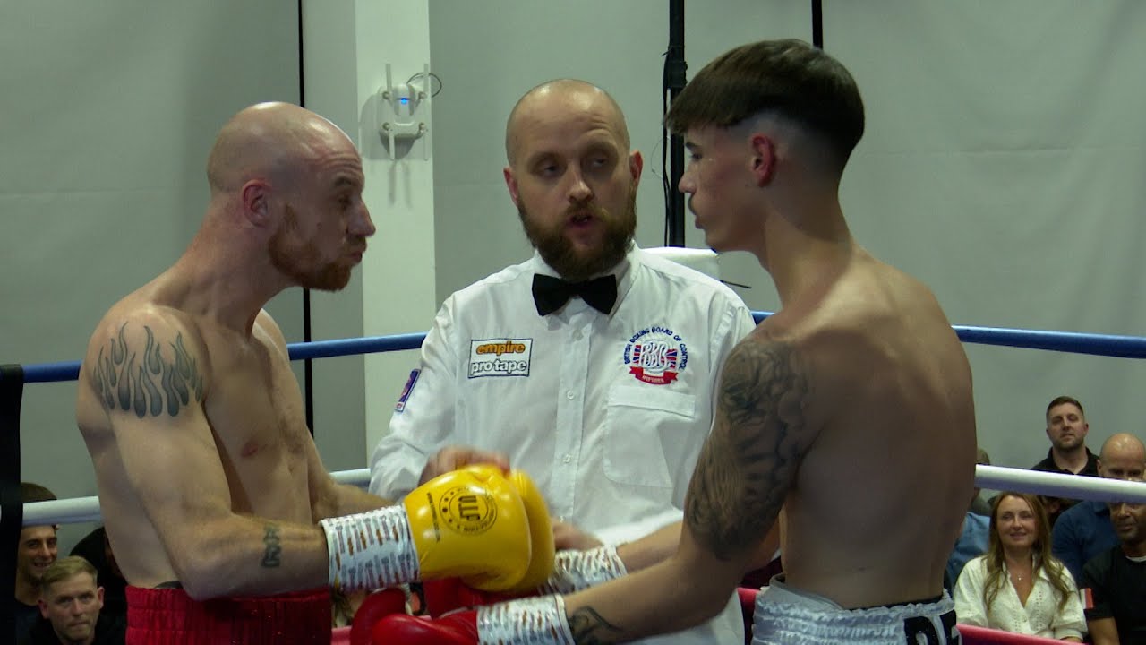 Declan Dee v Jamie Quinn at the AJ Bell Stadium in Irlam on 9.10.21 background