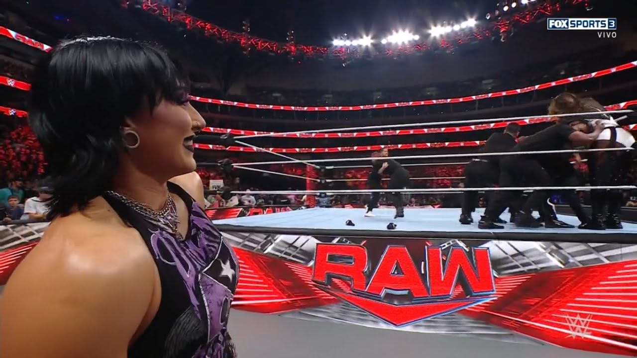 Confusión durante la firma del contrato - WWE RAW 23 de Octubre 2023 Español Latino
