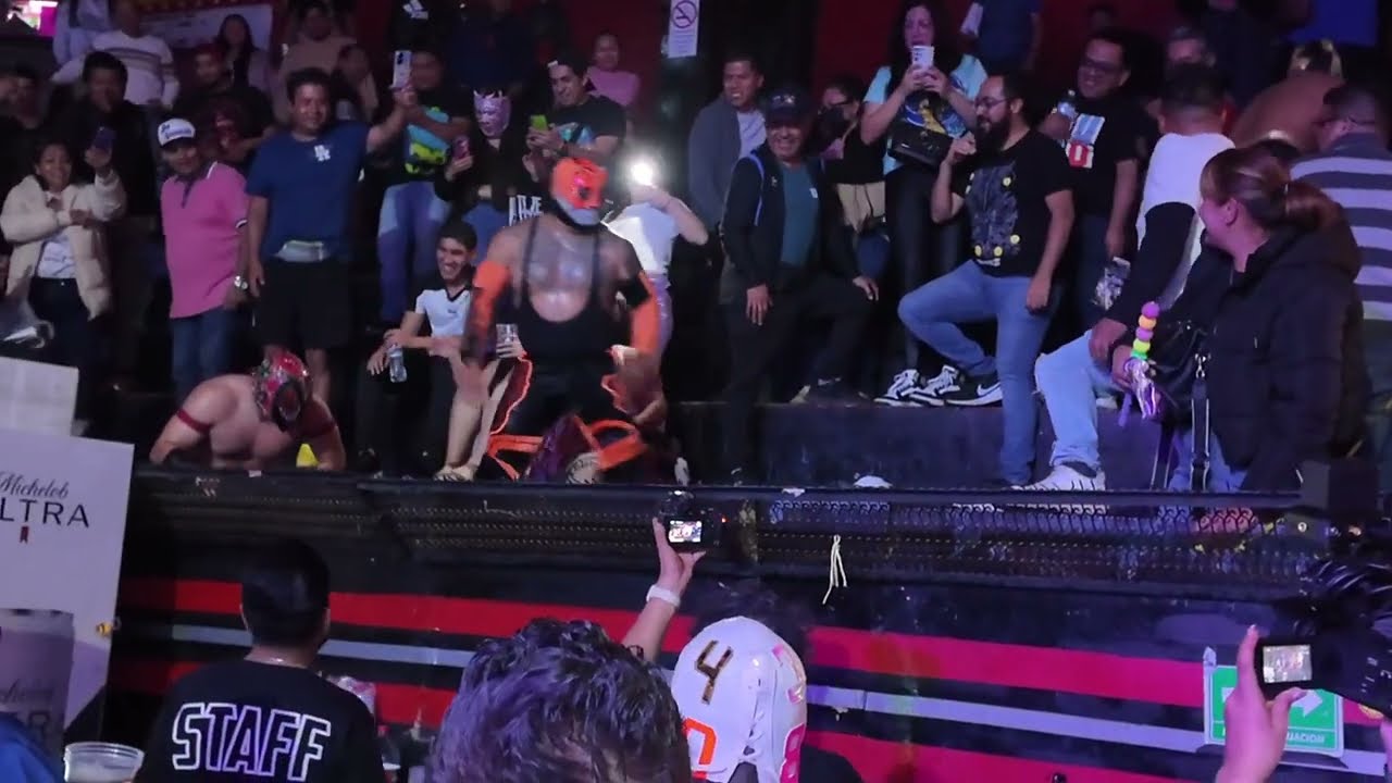 Triangular de poder IWRG. Toxin Vs Rey León Vs Multifacético Jr background