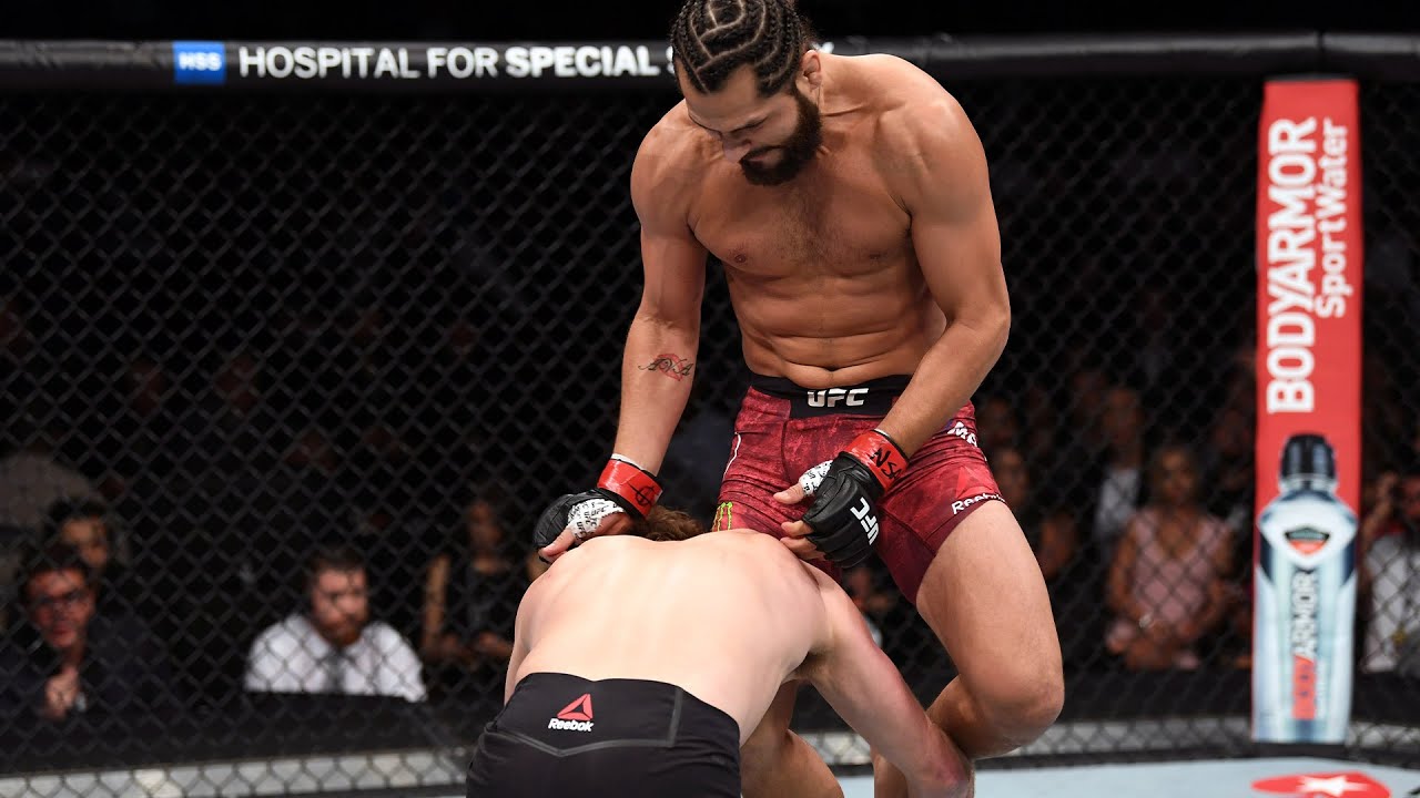 Melhores Nocautes com Joelhada Voadora na História do UFC background