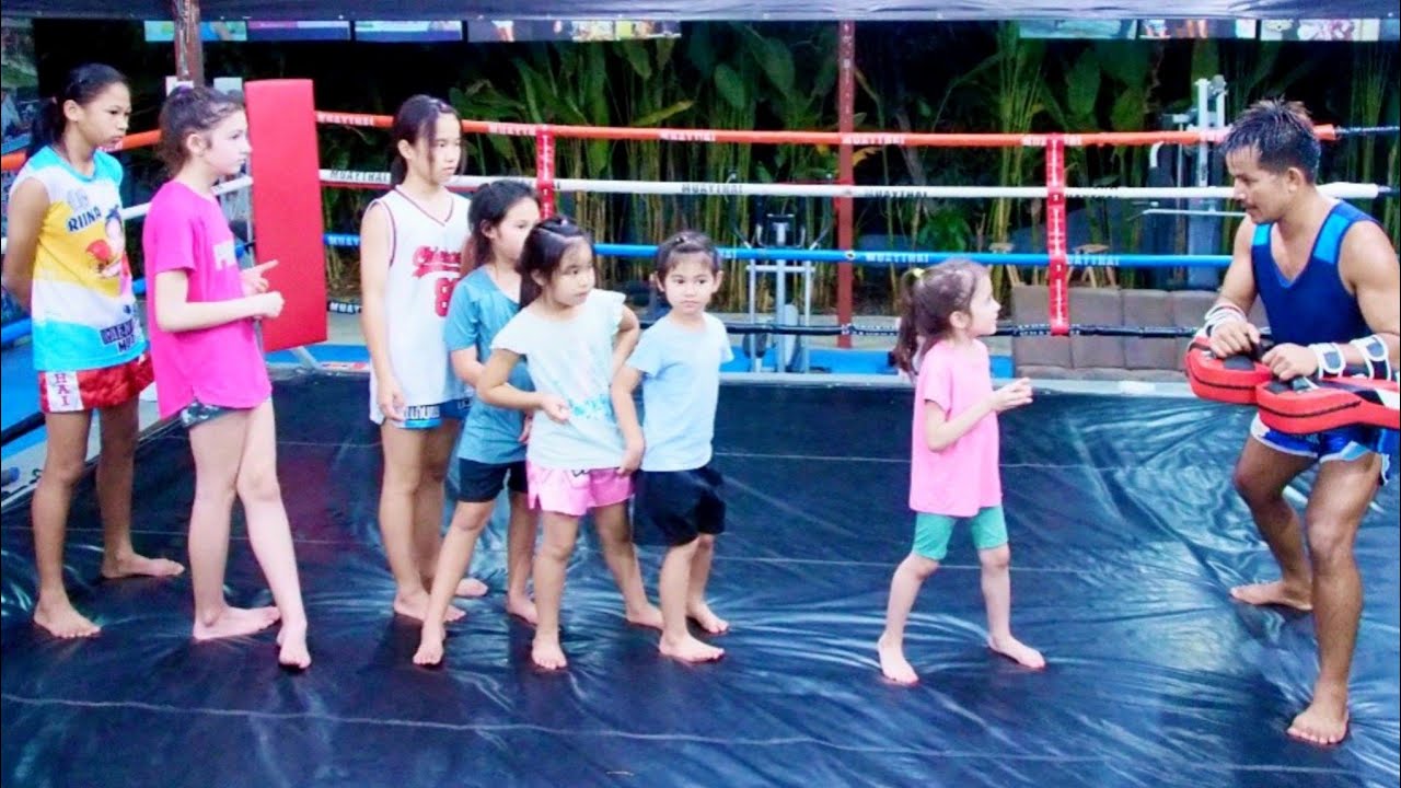 มาดูลีลาการเตะเป้าและการแนนำตัวของสาวๆกันจ้าโหดมันฮาๆๆๆMuay thai fighters! Udonthani/Thailand!ムエタイ backdrop