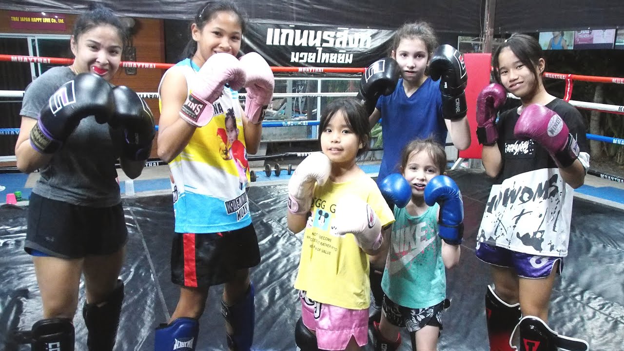 ซ้อมต่อจ้าMuay Thai Training!ムエタイ background