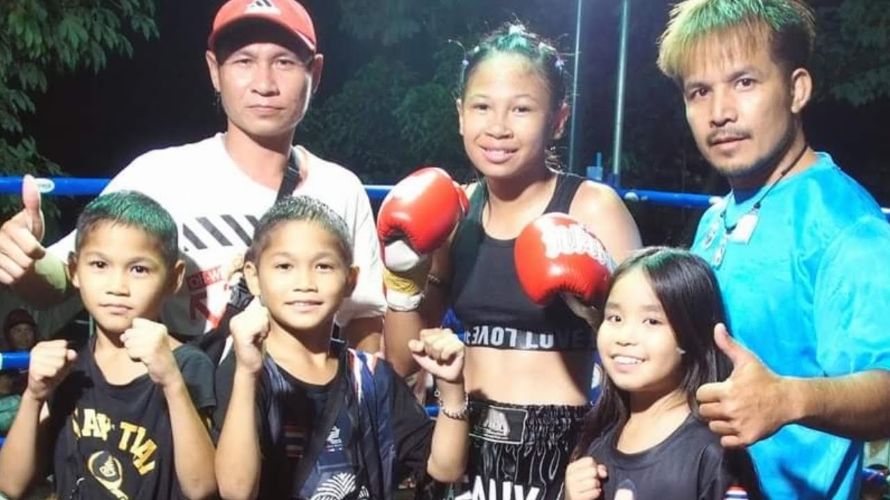 คุยกันก่อนชกดูอาการรีนะTonight fight Riina,Beauty,Samurai! 今夜はリイナとビューティーとニンジャの試合です! background