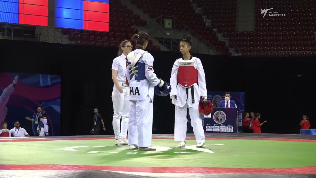 315 R16 Women 42kg THA YUENYONG T AZE HASANZADE Z background
