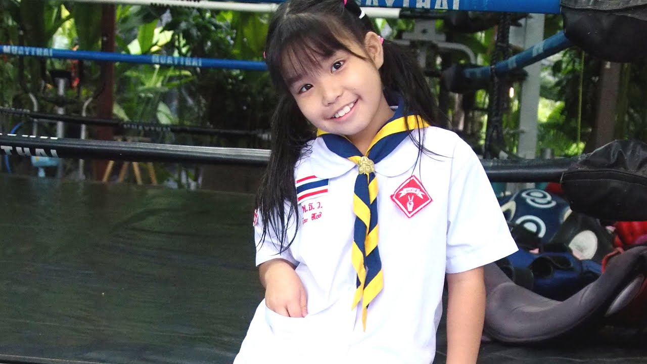 ซ้อมต่อไม่รอใครจ้าRIINA vs Beauty! Remina caught a cold..レミナは風邪ひいて学校も練習もお休み。ムエタイ練習Muaythai training backdrop