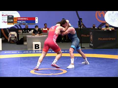 1/4 GR - 72 kg: G. SAHAKYAN (POL) v. K. VANCZA (HUN) background